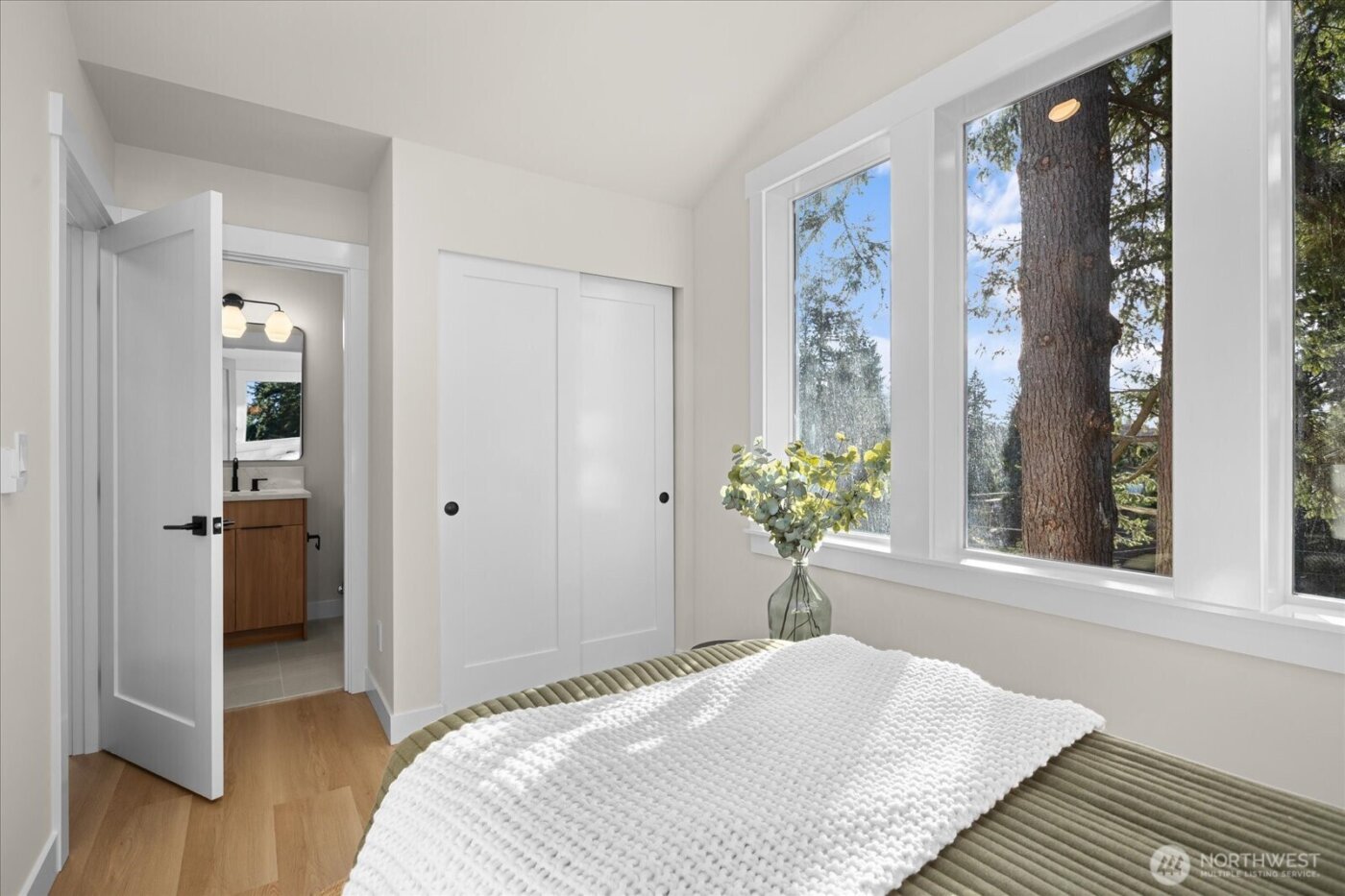 14308 Roslyn Place N, Seattle, WA 98133