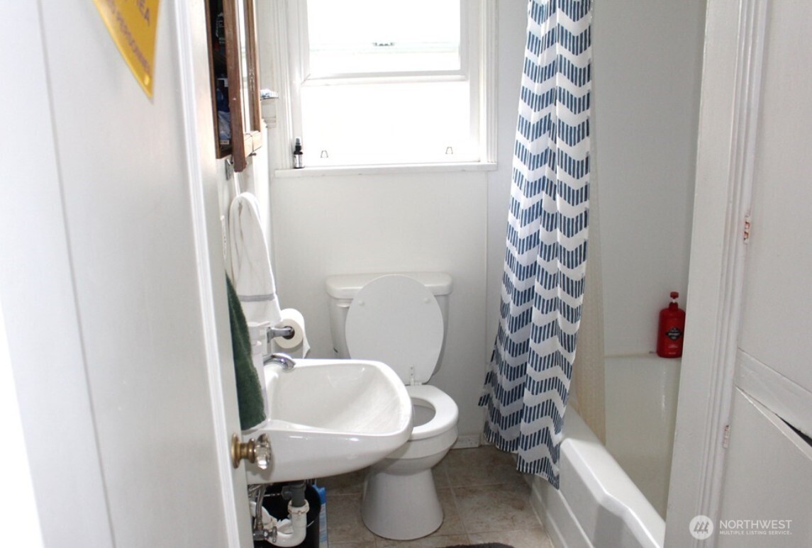 7311 Woodlawn Avenue NE, Seattle, WA 98115-5871