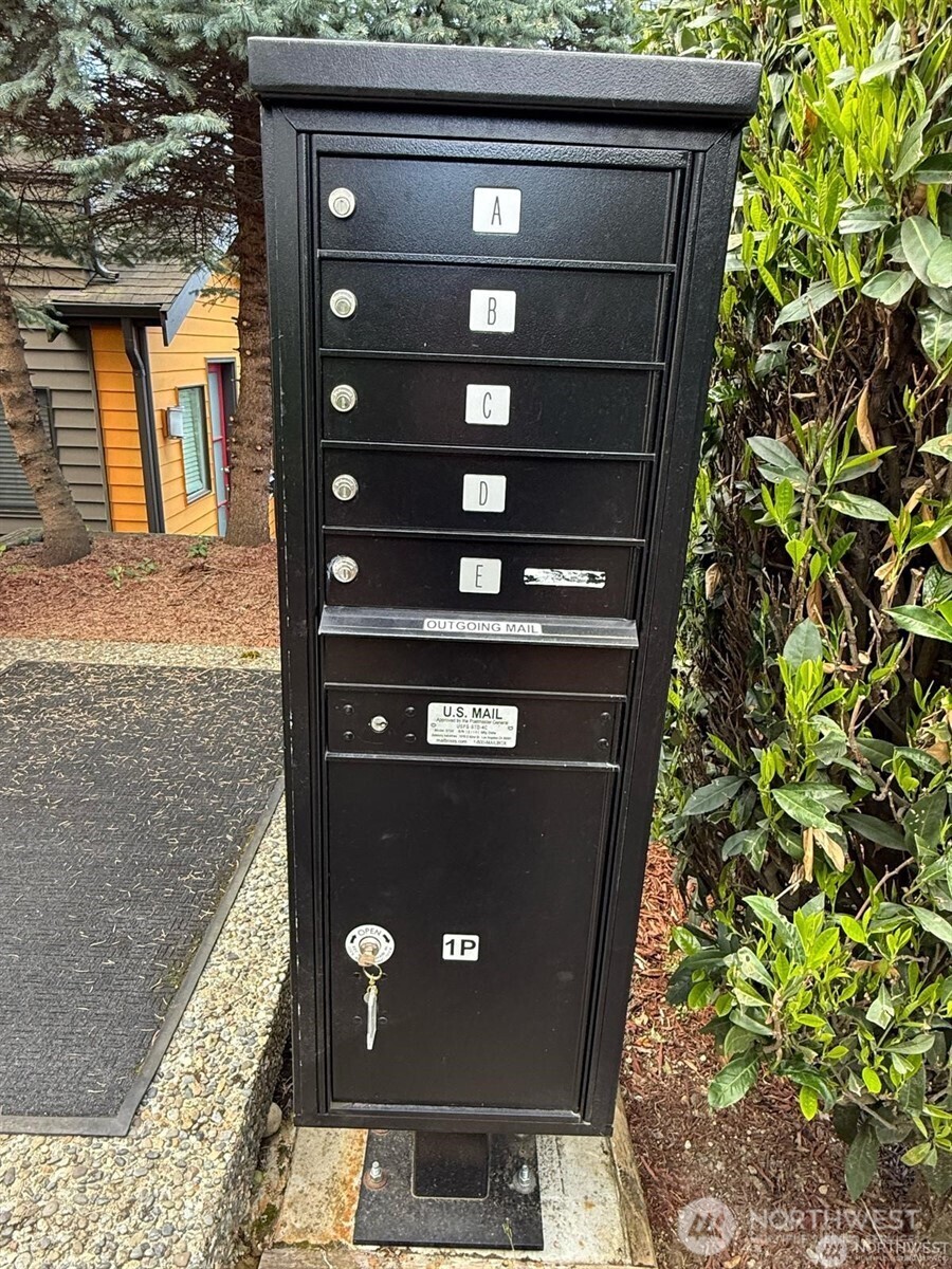 5210 11th Avenue NE #1-5, Seattle, WA 98105-3561