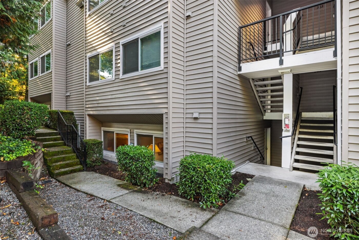 12044 100th Avenue NE #H102, Kirkland, WA 98034