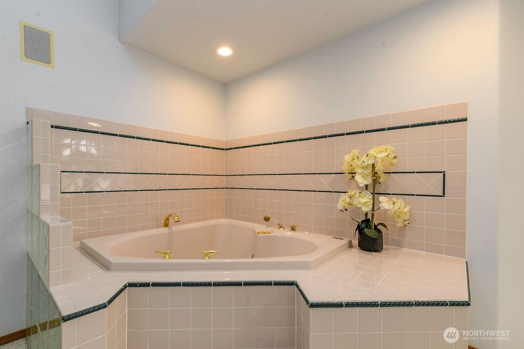 3250 E State Route 302 , Belfair, WA 98528
