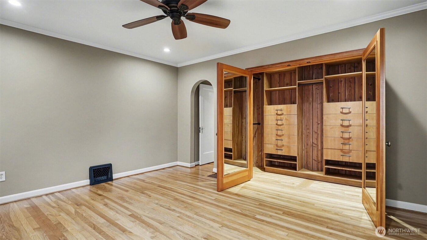 4335 NE 45th Street , Seattle, WA 98105