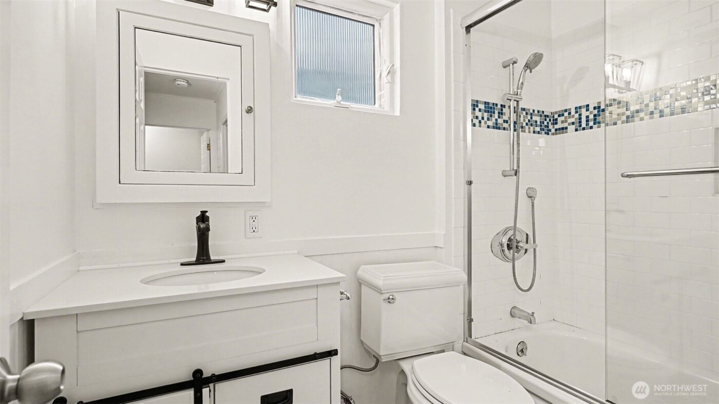 4335 NE 45th Street , Seattle, WA 98105