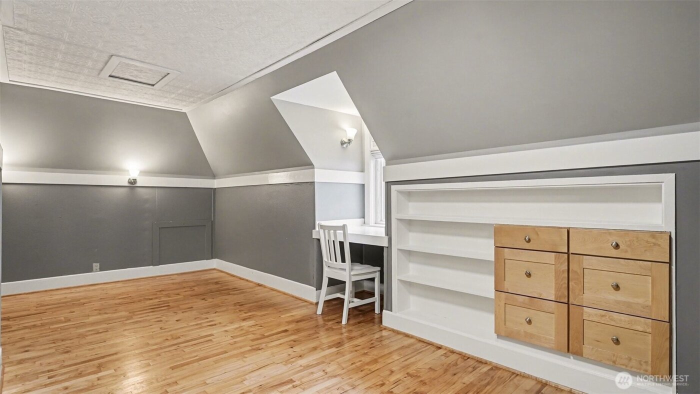 4335 NE 45th Street , Seattle, WA 98105