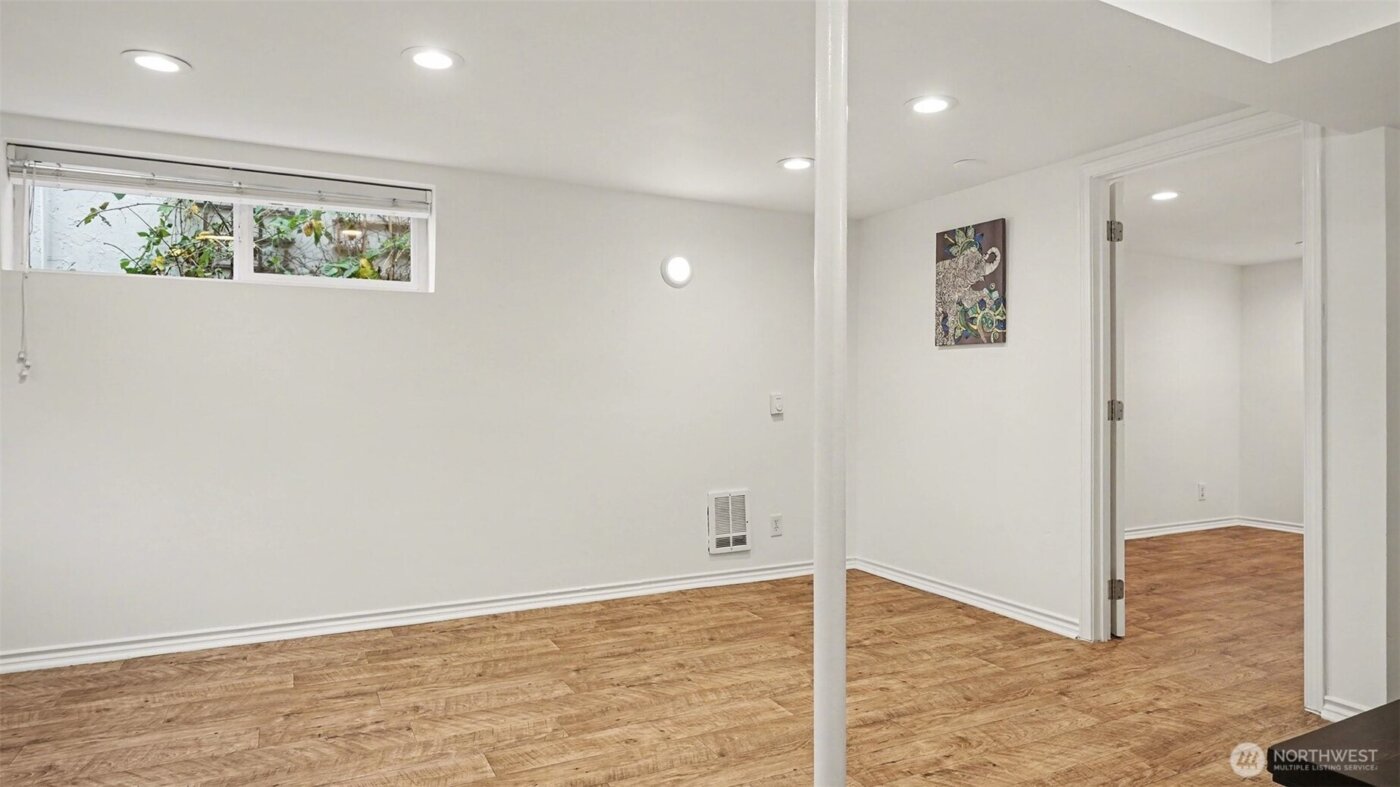 4335 NE 45th Street , Seattle, WA 98105