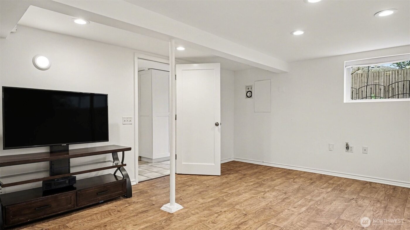 4335 NE 45th Street , Seattle, WA 98105