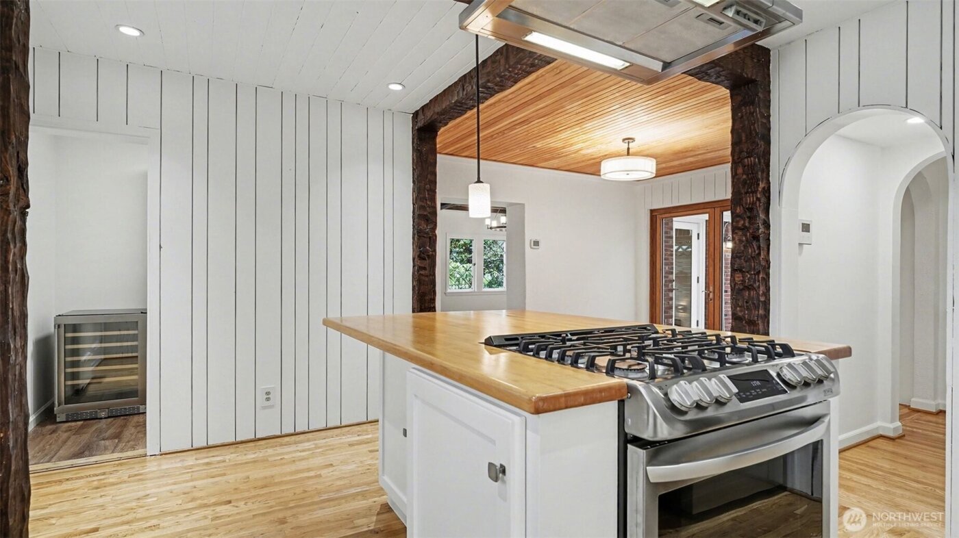 4335 NE 45th Street , Seattle, WA 98105