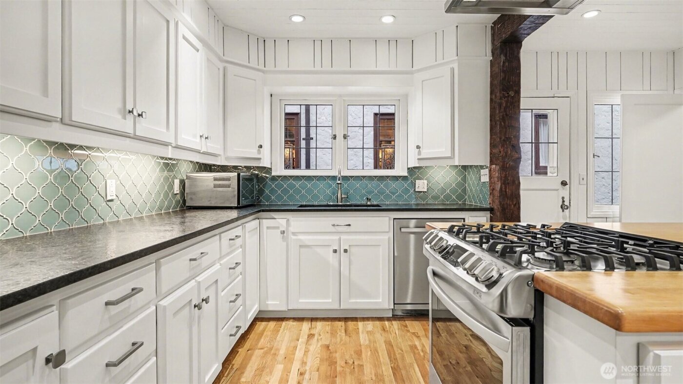 4335 NE 45th Street , Seattle, WA 98105