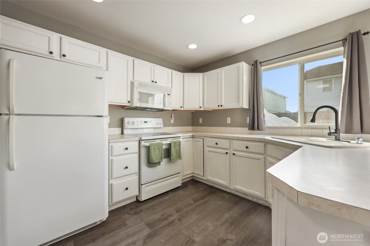 9826 Greenleaf Loop SE, Yelm, WA 98597-8818