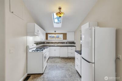 13722 Interlake Avenue N, Seattle, WA 98133 - Photo 11