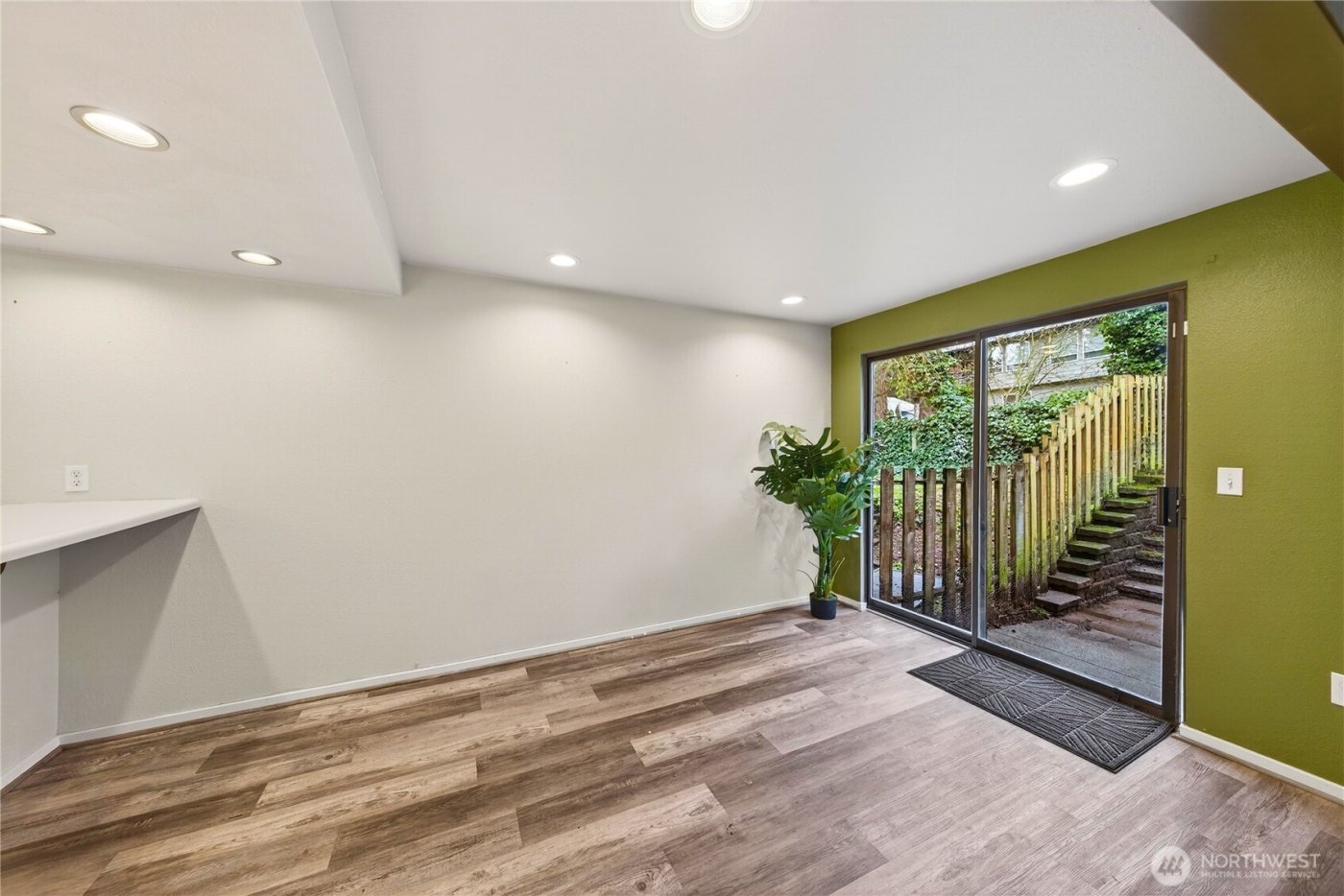 111 NW Columbia Dr #B6, Oak Harbor, WA 98277