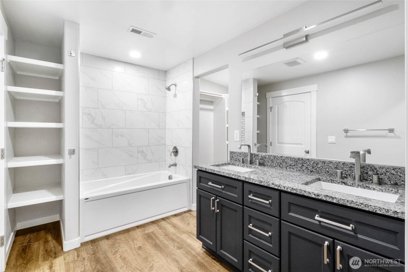 3120 W Lakeside Drive , Moses Lake, WA 98837