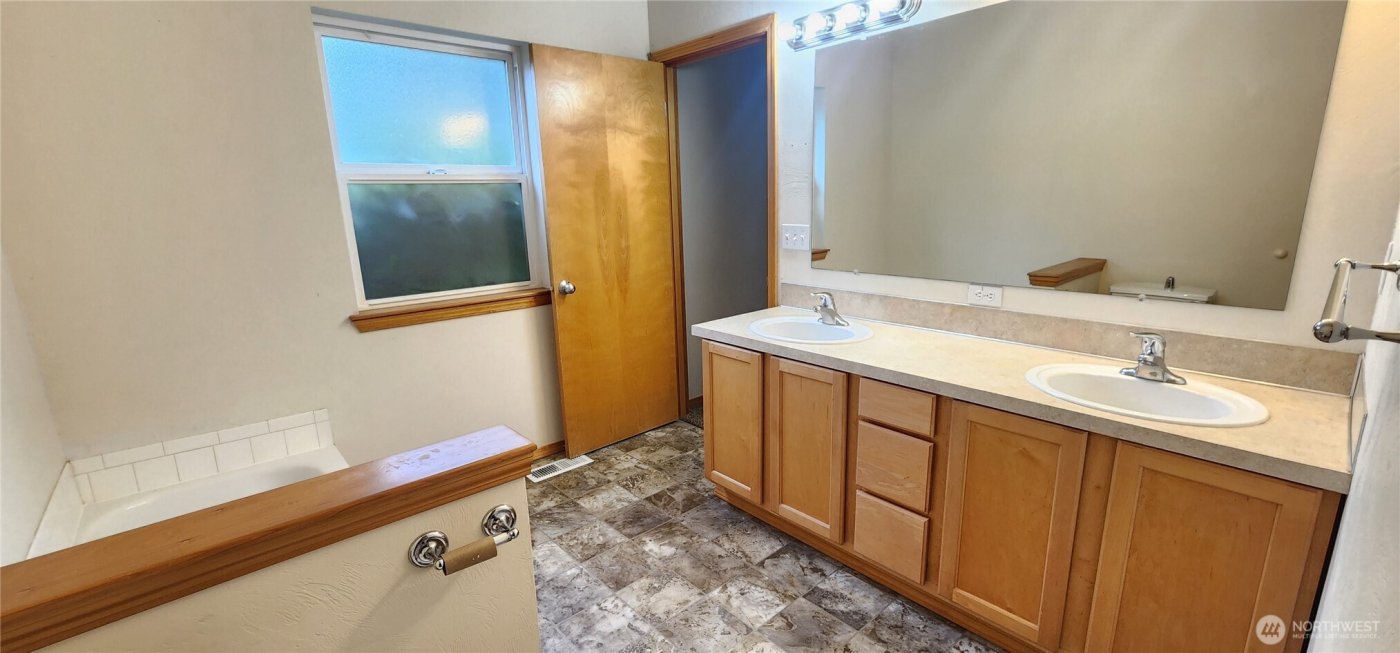 70 E Beaumont Dr #A, Shelton, WA 98584