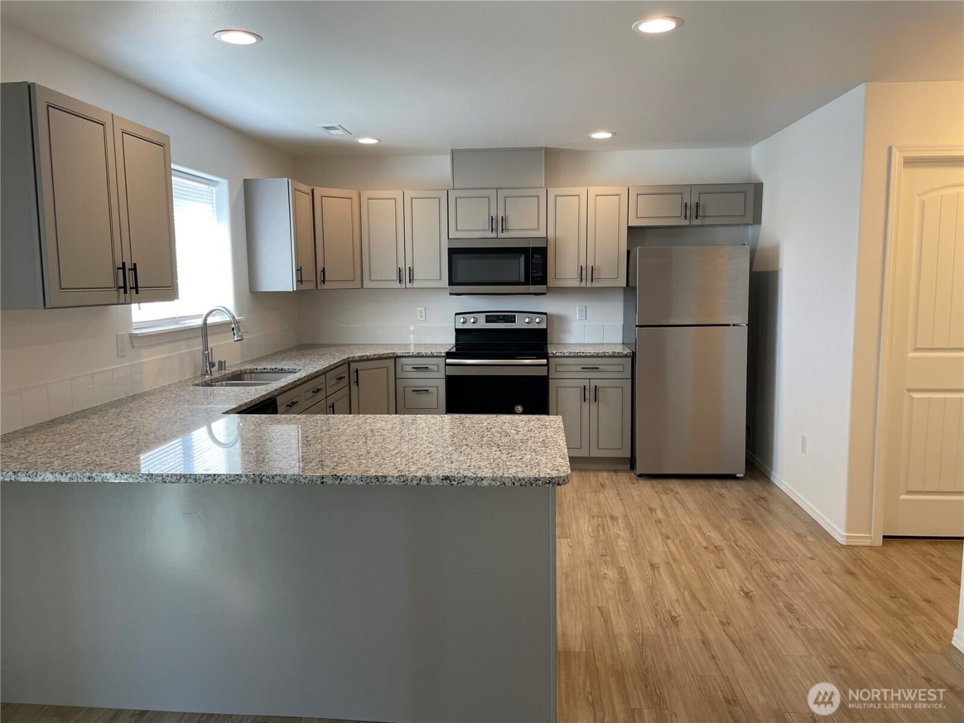 1525 S Monroe Street , Moses Lake, WA 98837