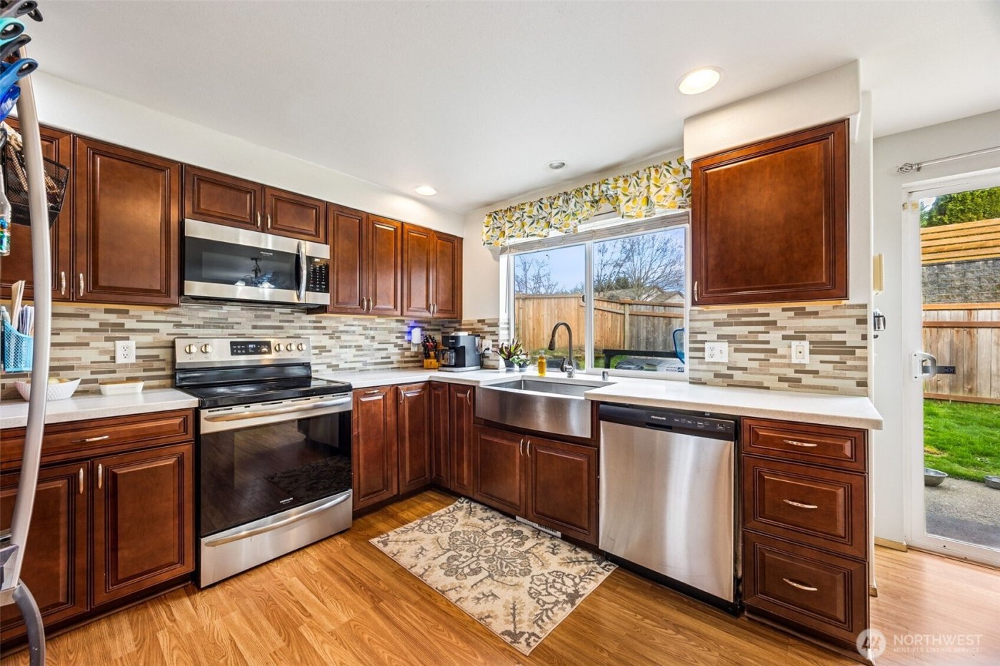 7503 Village Dr , Sumner, WA 98390