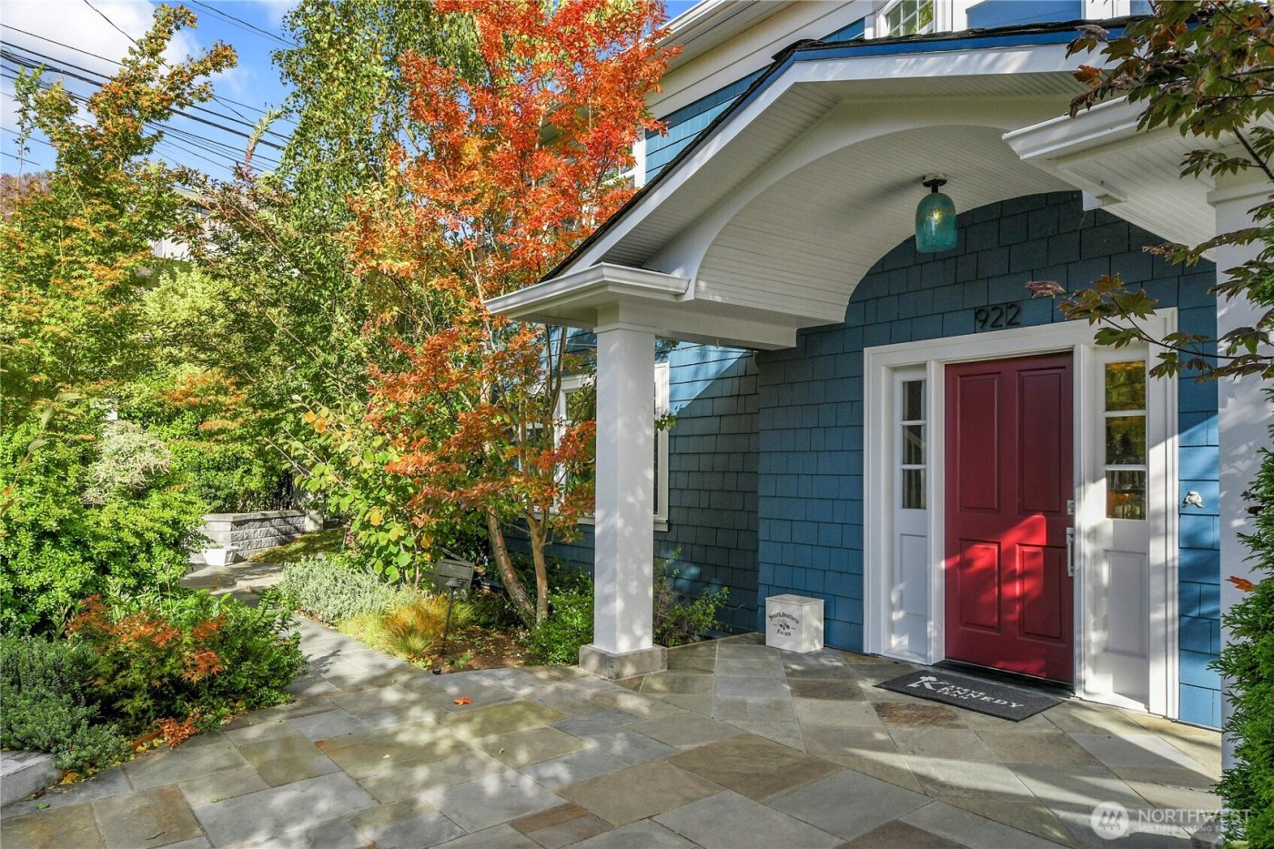 922 Nob Hill Avenue N, Seattle, WA 98109