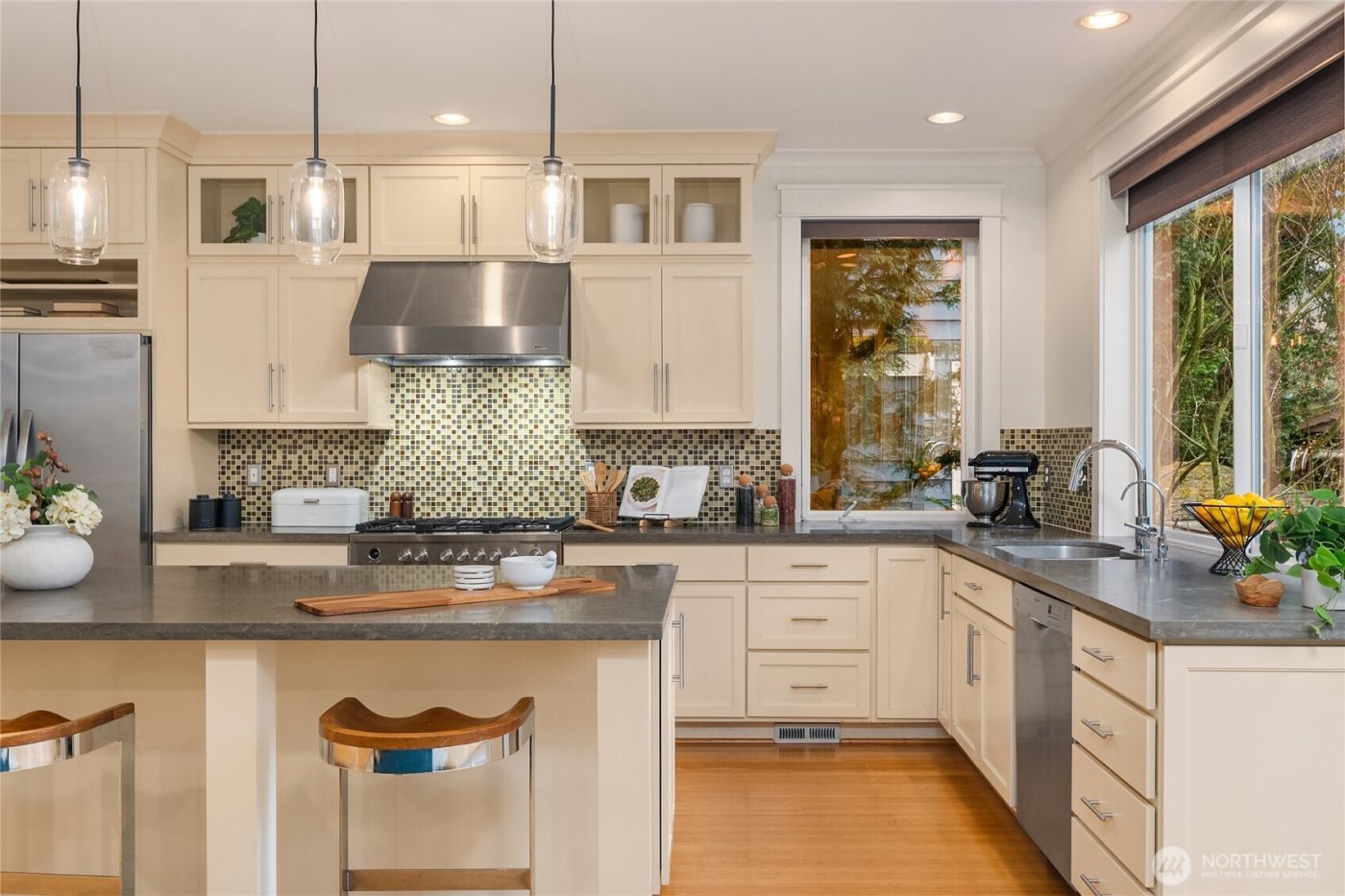 5537 37th Avenue NE, Seattle, WA 98105