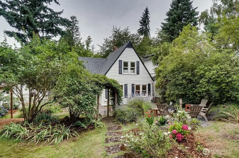 10741 Palatine Avenue N, Seattle, WA 98133