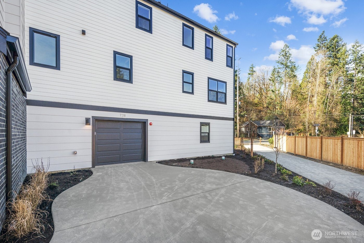 728 Newport Way NW, Issaquah, WA 98027
