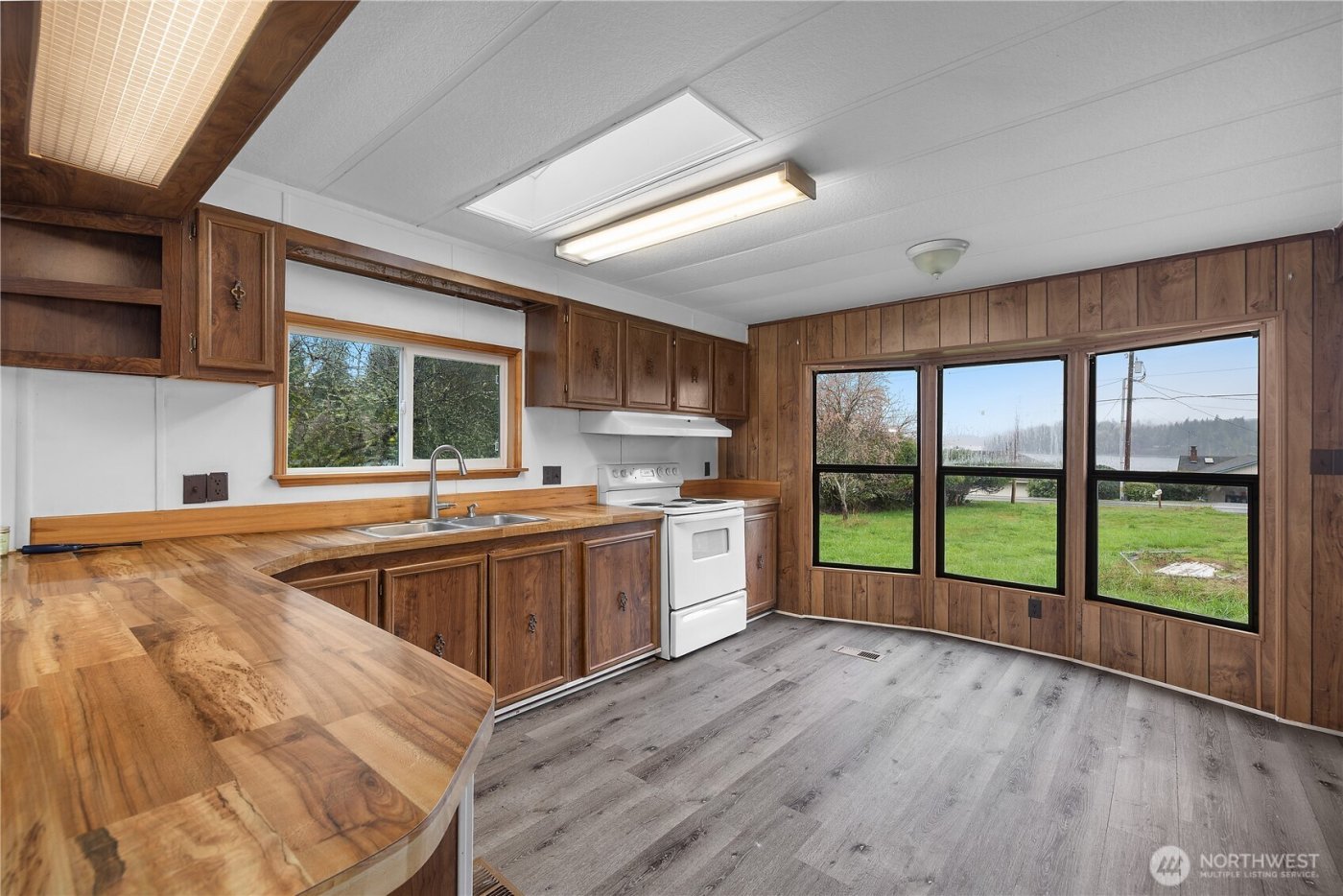 9823 Whitecap Drive NW, Olympia, WA 98502