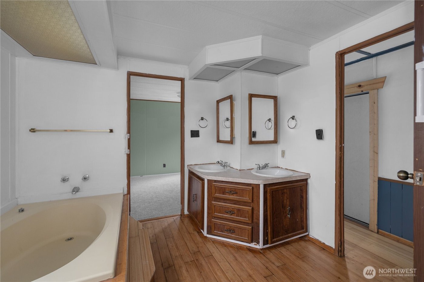 9823 Whitecap Drive NW, Olympia, WA 98502