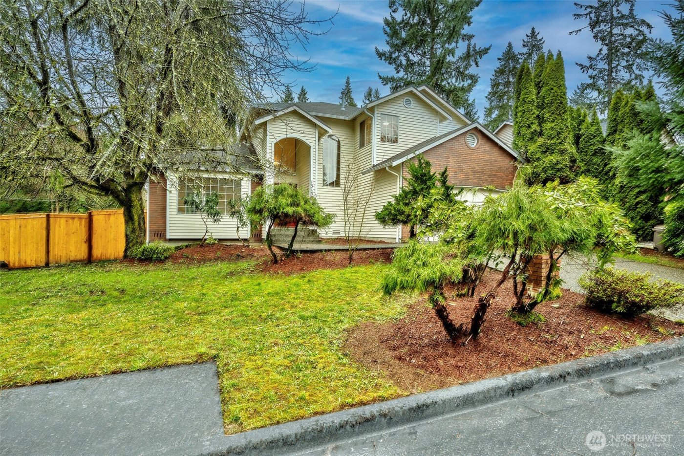 13133 NE 74th Street , Kirkland, WA 98033-8300
