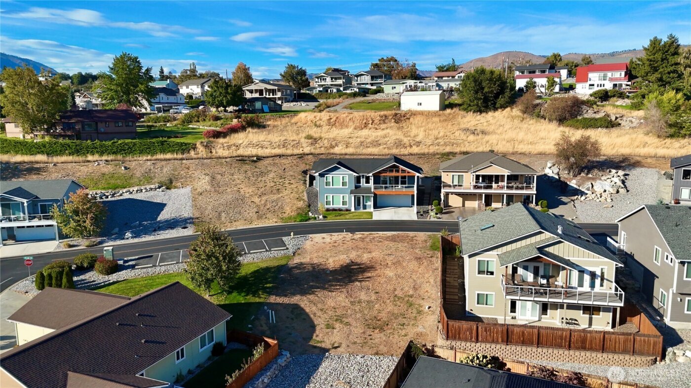 516 Village Drive , Manson, WA 98831