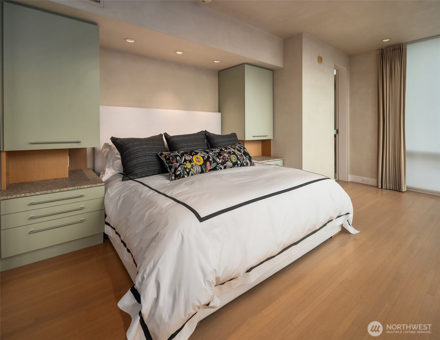 715 2nd Avenue #1501, Seattle, WA 98104