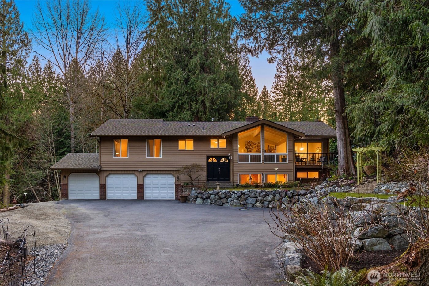21743 NE 176th Place , Woodinville, WA 98077