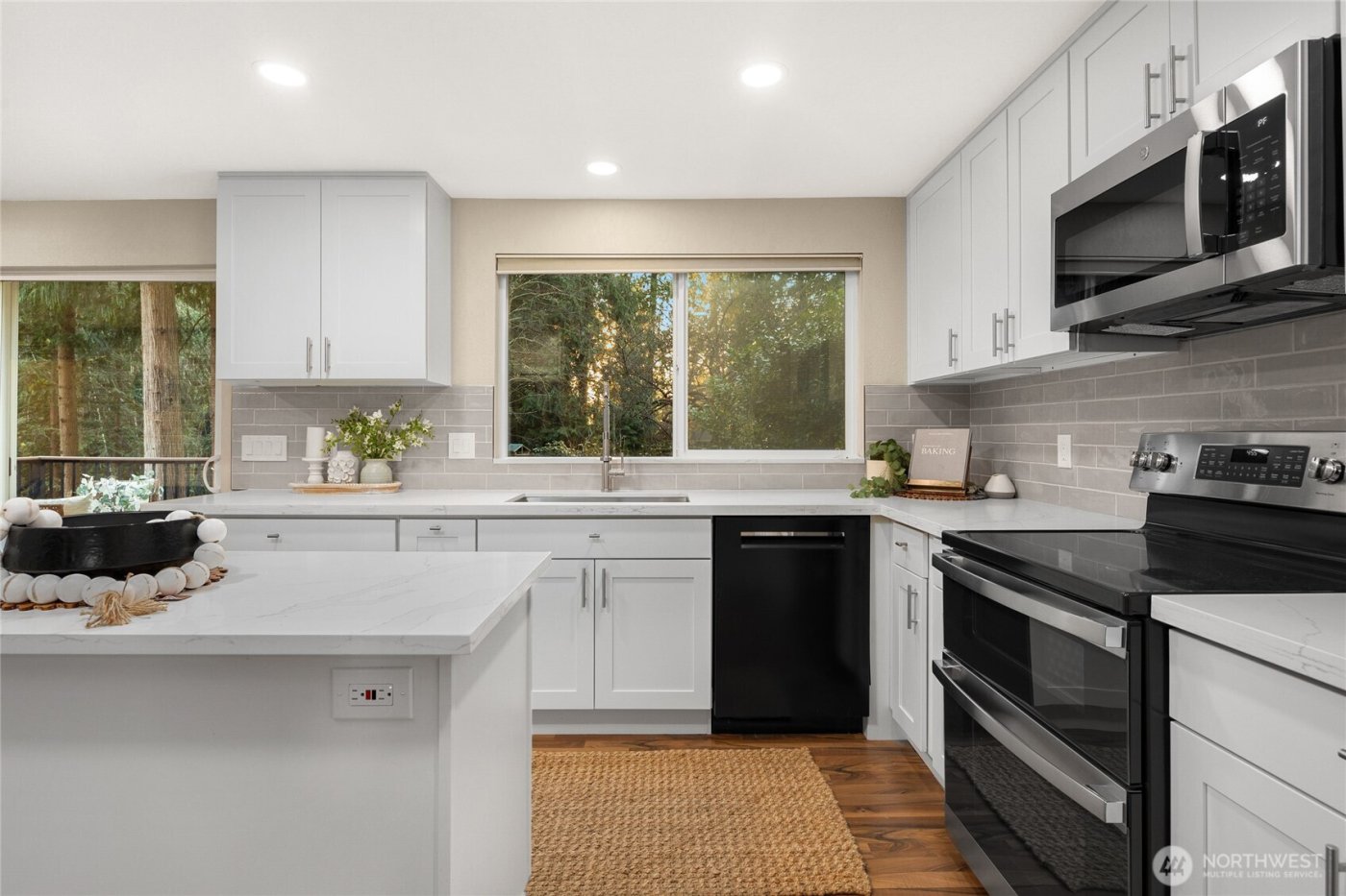 21743 NE 176th Place , Woodinville, WA 98077