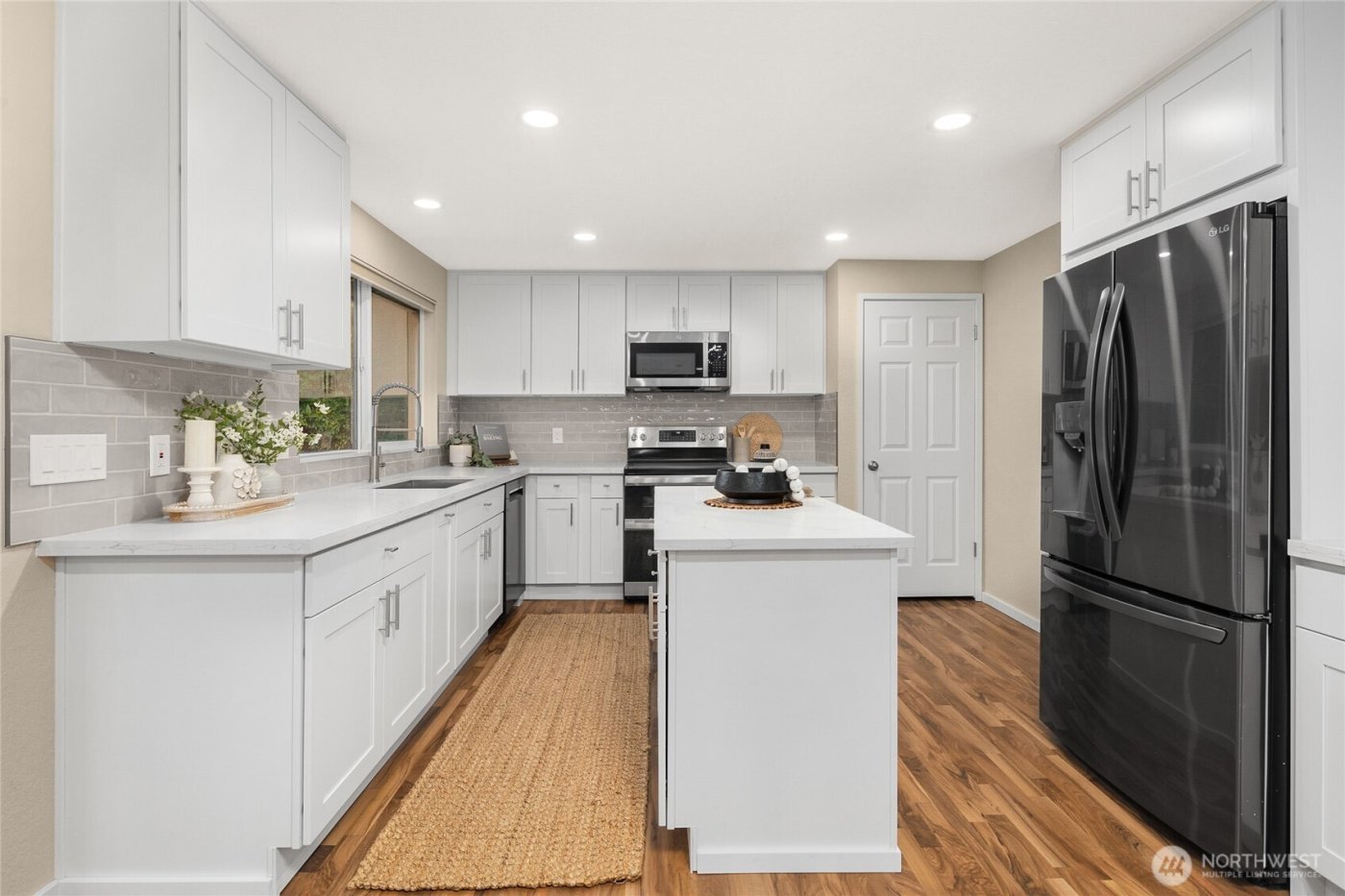 21743 NE 176th Place , Woodinville, WA 98077