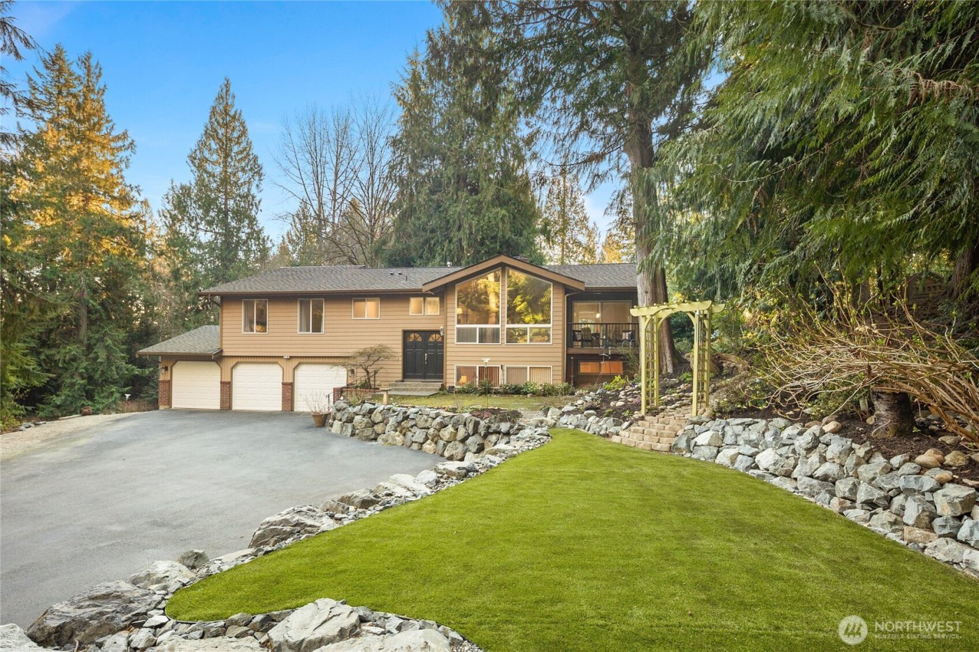 21743 NE 176th Place , Woodinville, WA 98077