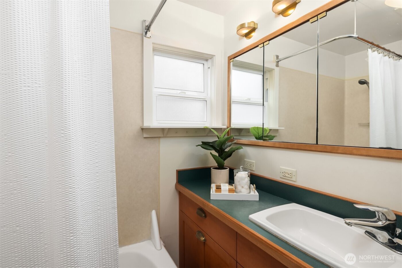 548 NE 102nd Street , Seattle, WA 98125-7418