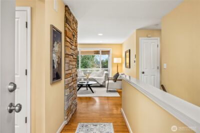 231 105th Avenue SE, Bellevue, WA 98004 - Photo 3