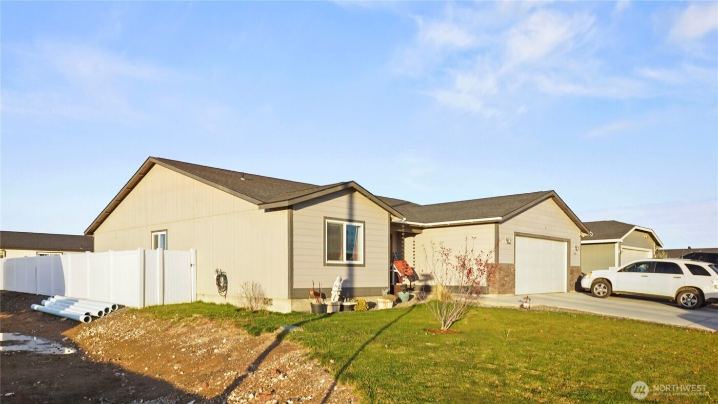 705 E Mt Adams Street , Othello, WA 99344