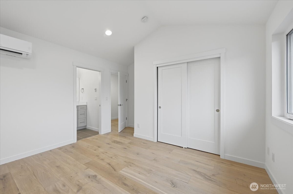 7320 11th Avenue NE, Seattle, WA 98115