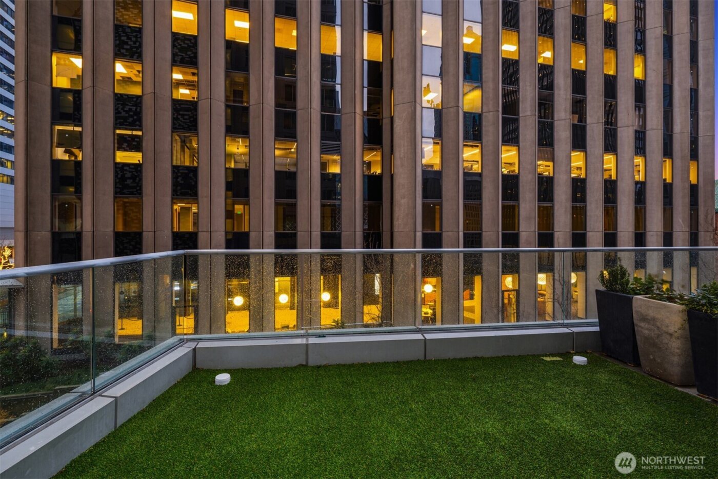 909 5th Avenue #204, Seattle, WA 98164