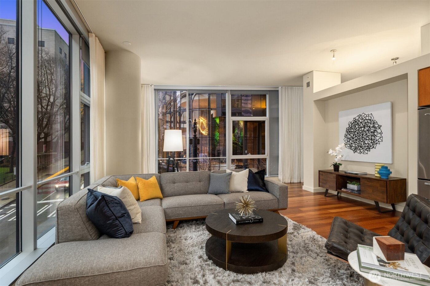 909 5th Avenue #204, Seattle, WA 98164