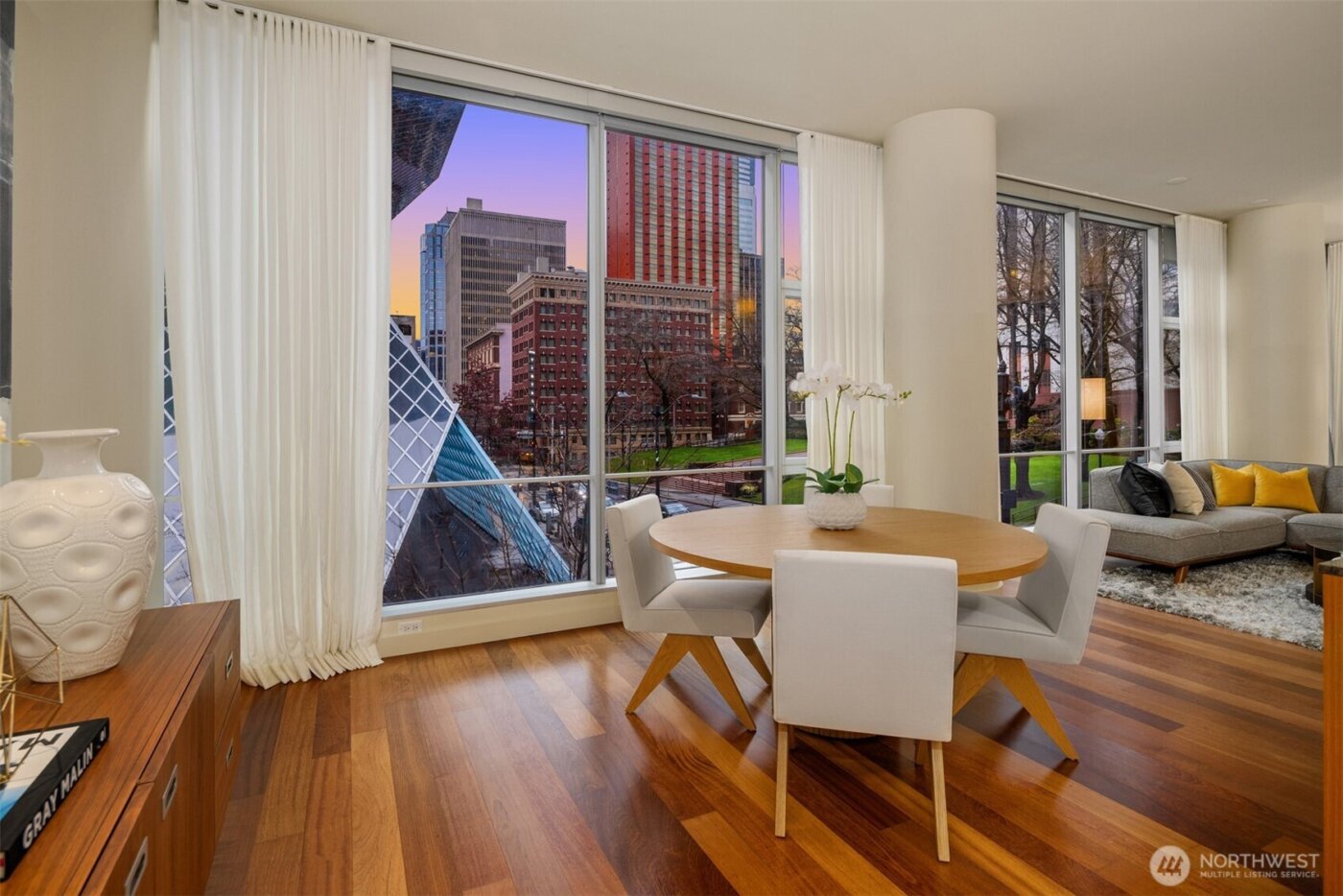 909 5th Avenue #204, Seattle, WA 98164