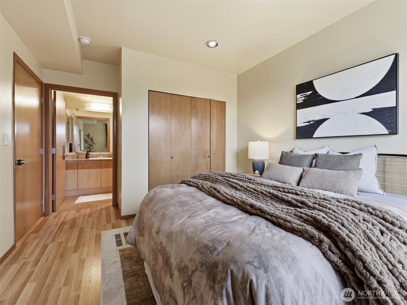 668 S Lane Street #404, Seattle, WA 98104