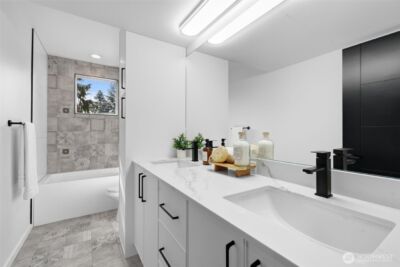 10702 Linden Avenue N, Seattle, WA 98133 - Photo 18