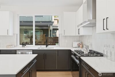 10702 Linden Avenue N, Seattle, WA 98133 - Photo 6