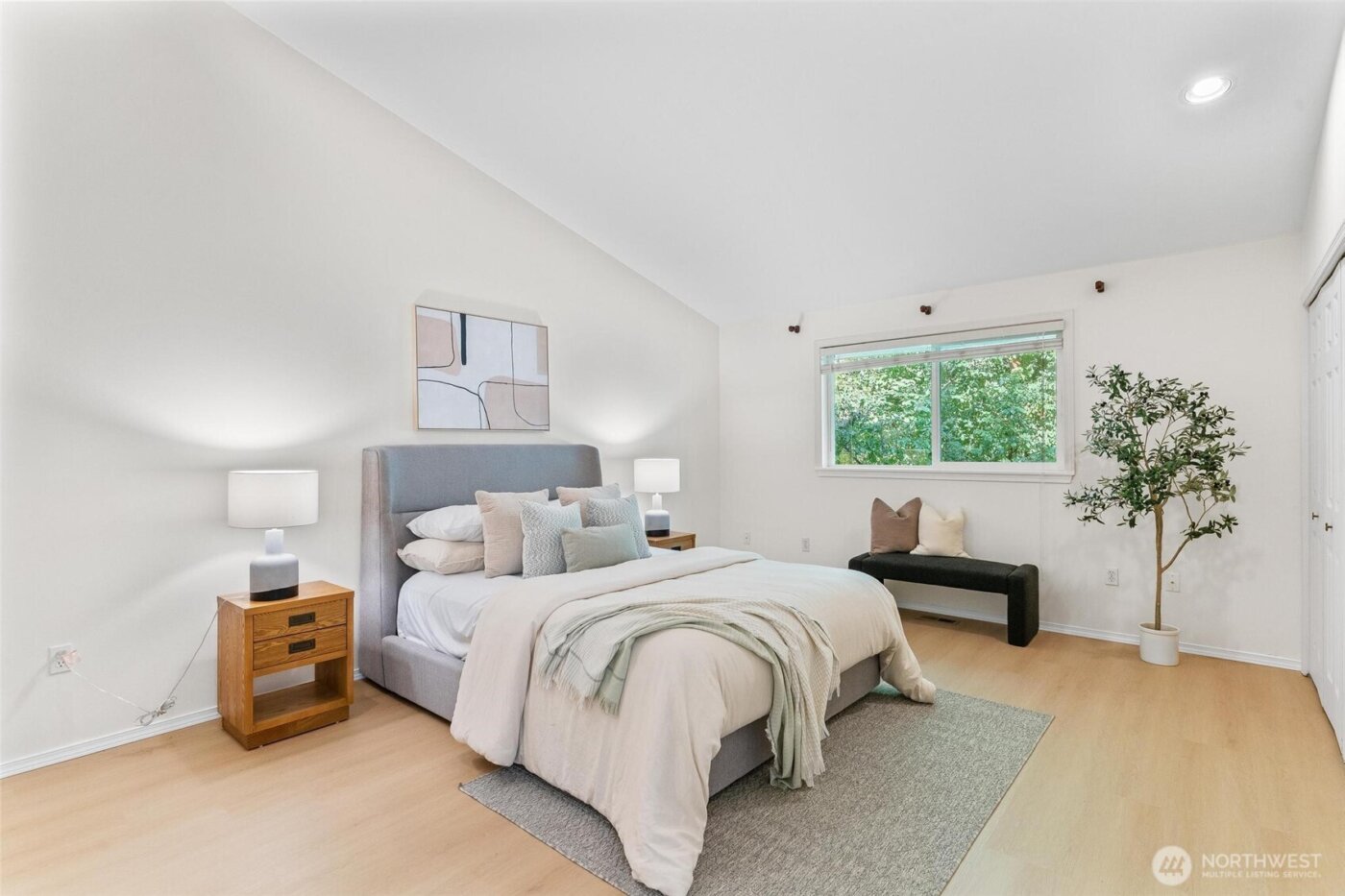 16576 NE 97th Place , Redmond, WA 98052-3166