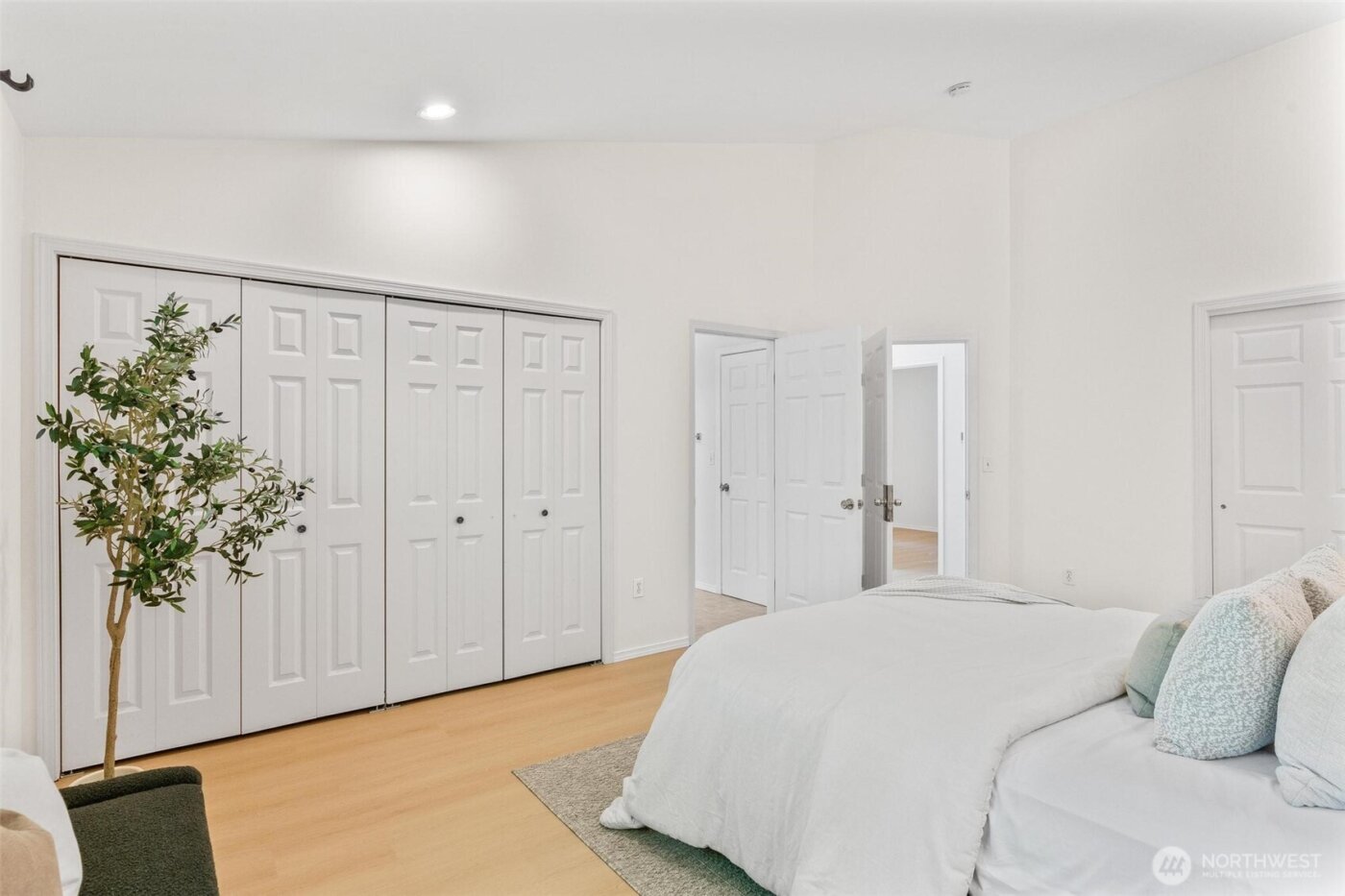 16576 NE 97th Place , Redmond, WA 98052-3166