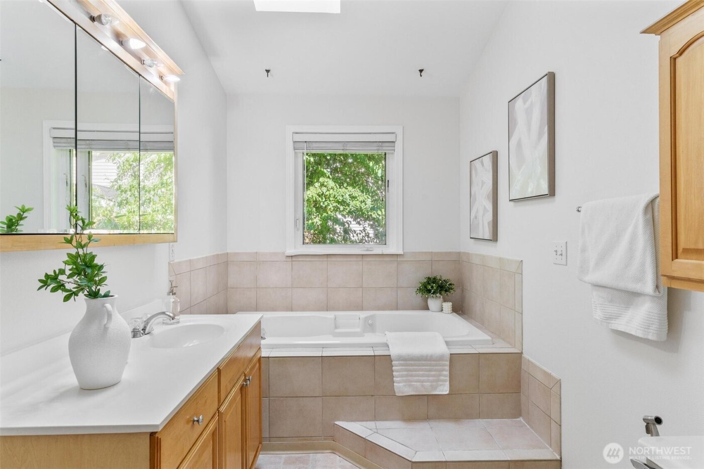 16576 NE 97th Place , Redmond, WA 98052-3166