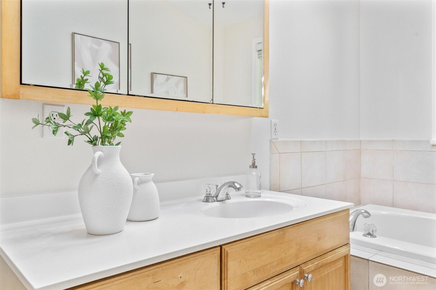 16576 NE 97th Place , Redmond, WA 98052-3166