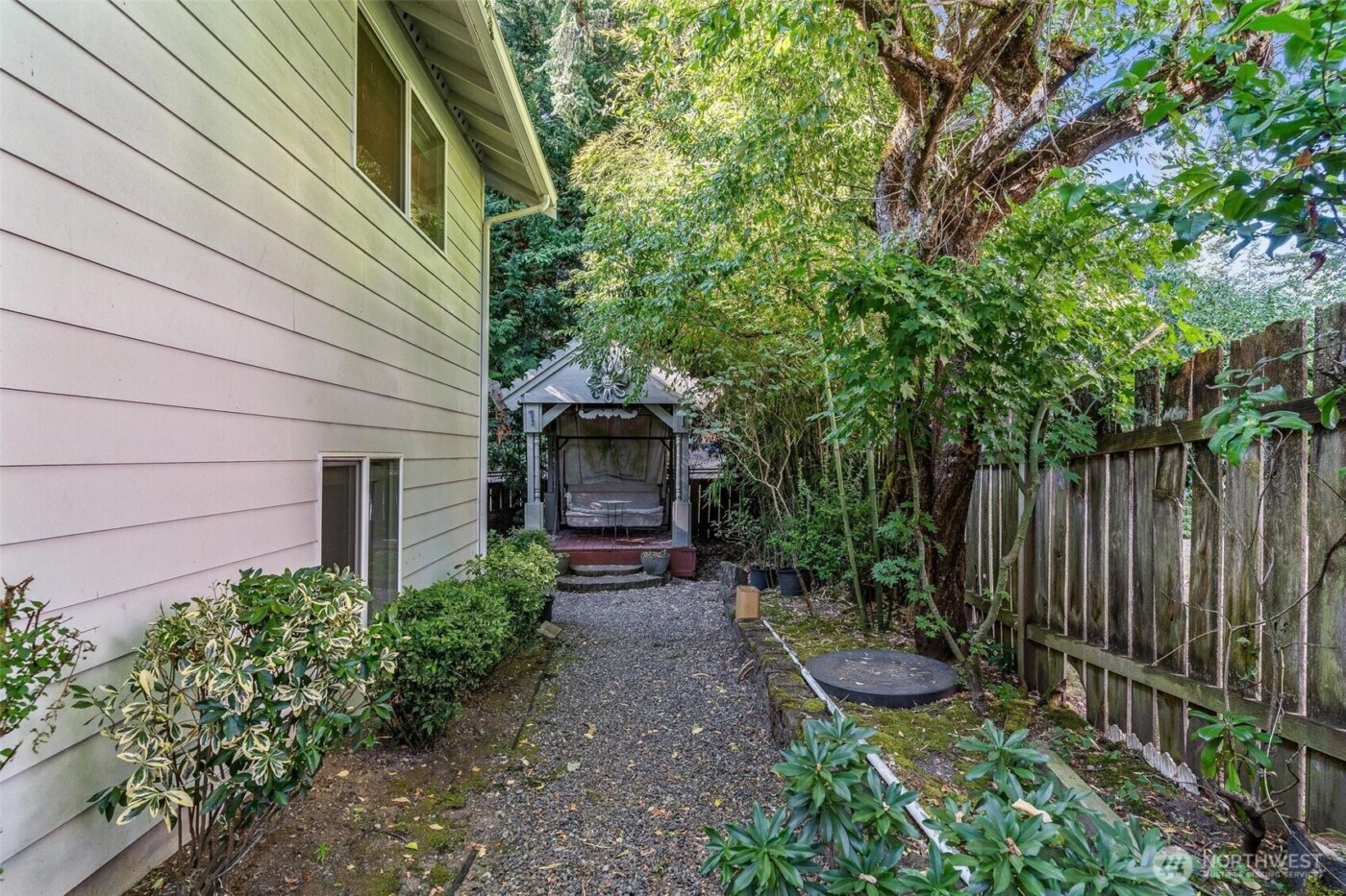 16576 NE 97th Place , Redmond, WA 98052-3166