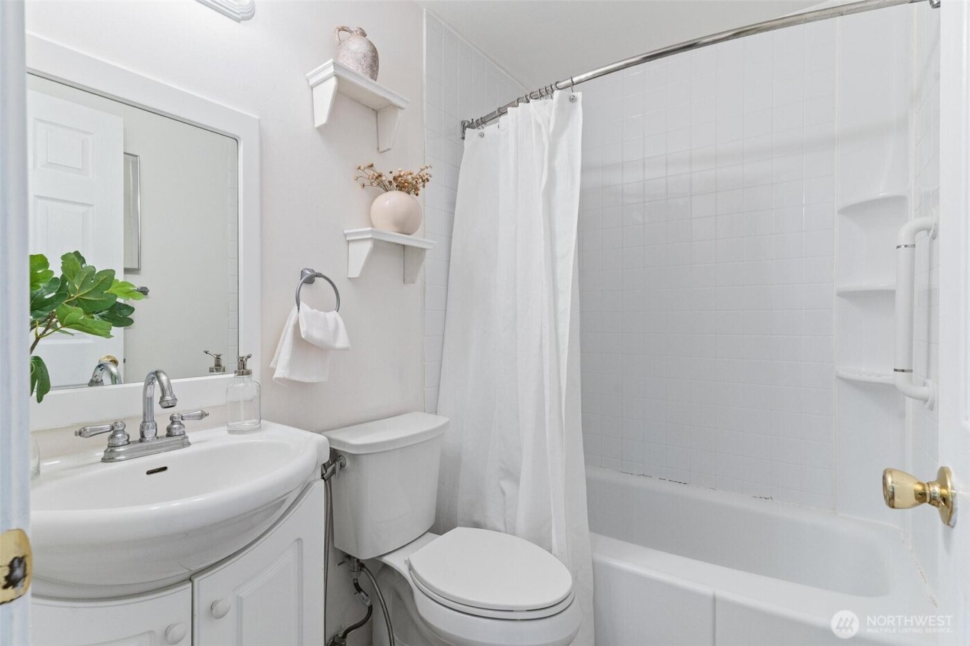 16576 NE 97th Place , Redmond, WA 98052-3166