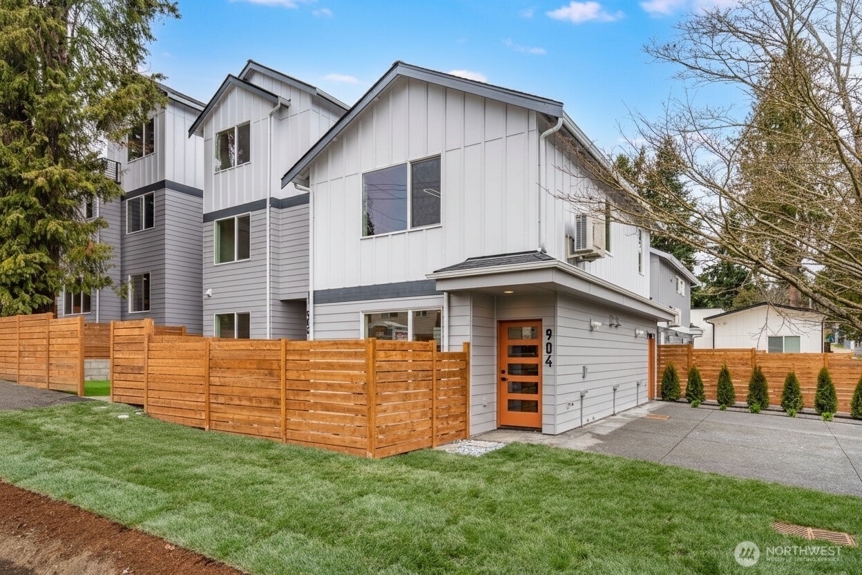 904 N 107th Street , Seattle, WA 98133
