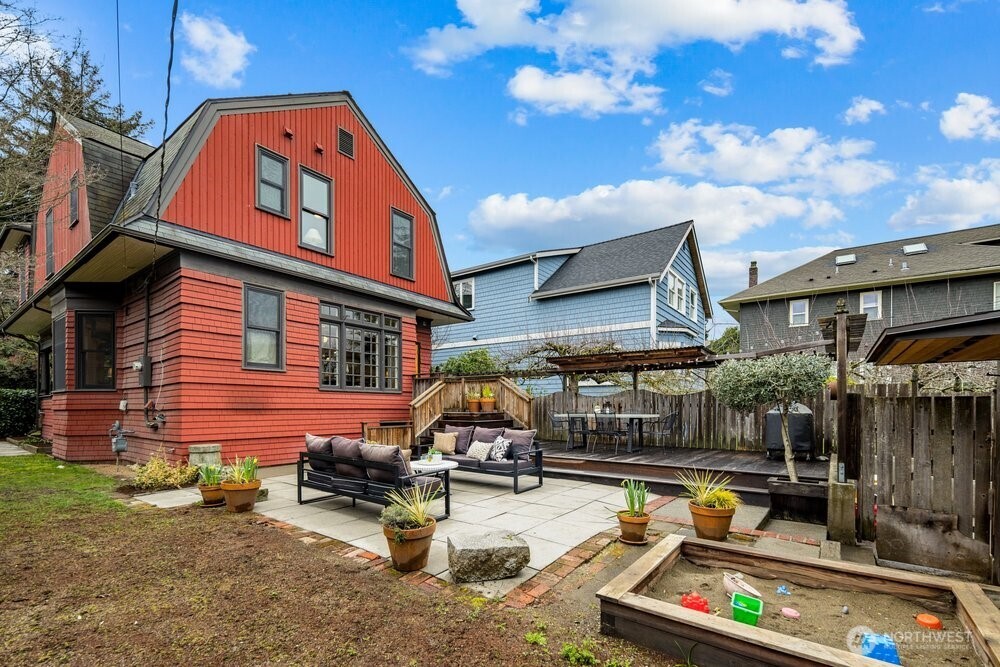 610 16th Avenue E, Seattle, WA 98112